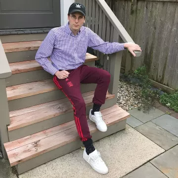 Los pantalones rojos de jogging de Yeezy Calabasas que lleva el YouTuber Brad Hall en su instagram