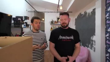 Le pull lacoste rayé porté par Pierre Croce dans sa vidéo "Tu devines le prix ou t'es obligé de le porter"