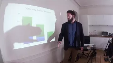 La chemise bleue foncé vue dans la vidéo de Pierre Croce "tu devines le prix ou t'es obligé de le porter"