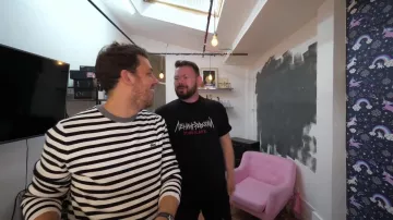 Le fauteuil rose vu en arrière plan de la vidéo "tu devines le prix ou t'es obligé de le porter" de Pierre Croce