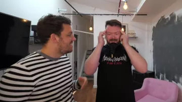 La fausse barbichette noire portée par Daniil dans la vidéo "Tu devines le prix ou t'es obligé de le porter" de Pierre Croce