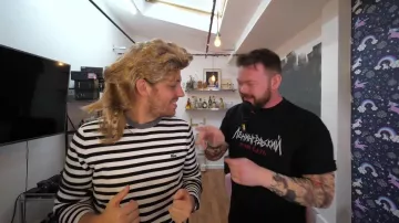 Les faux tatouages a enfiler portés par Daniil dans la vidéo "Tu devines le prix ou t'es obligé de le porter"