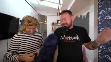 La perruque blonde portée par Pierre Croce dans sa vidéo "Tu devines le prix ou t'es obligé de le porter"