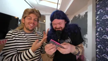 La perruque bleue cheveux longs portée par Daniil dans la vidéo "Tu devines le prix ou t'es obligé de le porter"