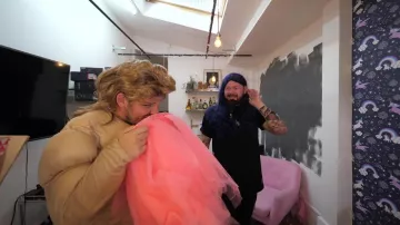 Le tutu rose porté par Pierre Croce dans sa vidéo "Tu devines le prix ou t'es obligé de le porter"