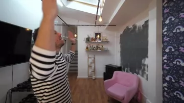 L'échelle pot de fleurs vue en arrière plan de la vidéo "tu devines le prix ou t'es obligé de le porter" de Pierre Croce