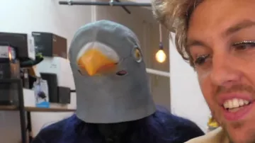 The costume head of a pigeon carried by Daniil in the video "You guess the price or you the door" of Peter Croce