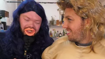 The retractor mouth pink worn by Daniel in the video "You guess the price or you the door" of Peter Croce