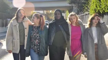 The jacket with white fur Emma (Philippine Stindel) in Skam France S01E05