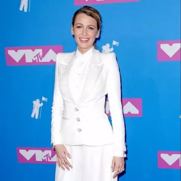 Jupe blanche et un blazer Ralph & Russo ensemble porté par Blake Lively à La VMAs