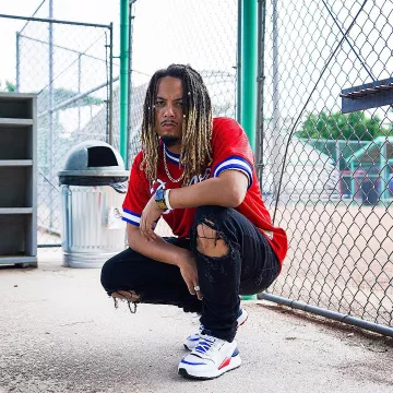 Zapatillas multicolores Puma RS 0 Play White del rapero Tony D en un campo de béisbol en Instagram