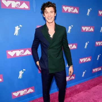 Traje de doble pecho verde y azul marino de Shawn Mendes en los MTV Video Music Awards 2018