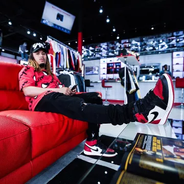 Sneakers red Nike Air Jordan 1 Banned youtubeur Tony D on Sneakers red Nike Air Jordan 1 Banned youtubeur Tony D on