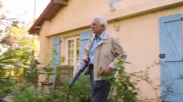 La veste beige portée par Antoine (Roland Giraud) dans Les vieux fourneaux