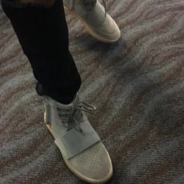 Baskets Adidas Yeezy Boost 750 porté par le Décollage sur son Instagram compte