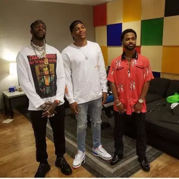 Les  Sneakers Air Jordan 3 Retro Og "true Blue 2016 Release"  portées par Russell Westbrook sur le compte Instagram @2chainz