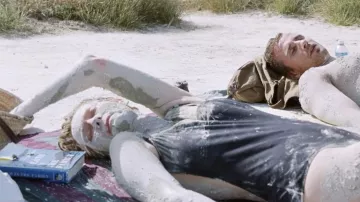 "A Death in the Family" bouquiné by Marianne Lane (Tilda Swinton) in A Bigger Splash