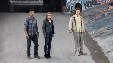 Les sneakers beige grises New Balance de Nick Clark (Frank Dillane) dans Fear The Walking S01E01