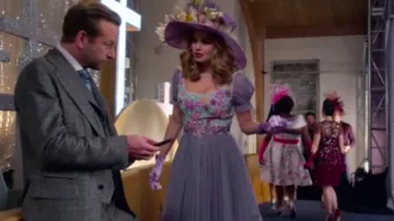 El vestido morado "southern belle" de Asos de Patty Bladell (Debby Ryan) en Insaciable S01E07