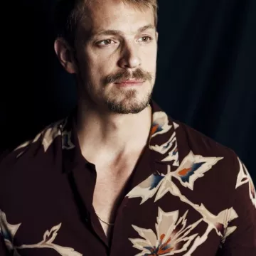 Camisa con estampado floral usada por Joel Kinnaman fotografiada para WWD por Weston Wells (Instagram)