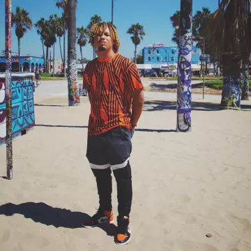 Sneakers orange Jordan 1 Retro Shattered Backboard of the youtubeur Tony D on his account instagram