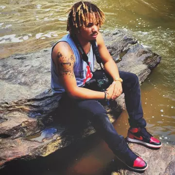 Sneakers red Nike Air Jordan 1 "Banned" youtubeur Tony D on his account instagram