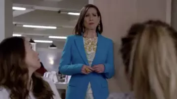 Le blazer bleu Versace de Diana Trout (Miriam Shor) dans Younger S05E09