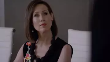 La robe noire mi-longue avec fleurs de Diana Trout (Miriam Shor) dans Younger S05E09