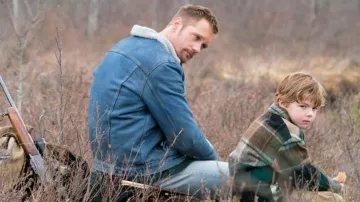 Jean jacket with collar fleeced of Vernon Sloane (Alexander Skarsgård) in Hold The Dark (No Man, Nor God)