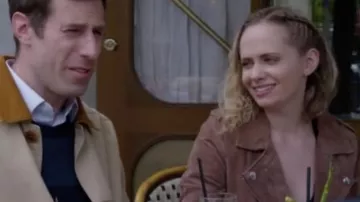 The brown jacket biker jacket in suede from Caitlin Miller (Tessa Albertson) in Younger S05E10