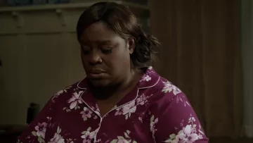 pijama morado usado por Ruby (Retta Sirleaf) en Good Girls S01E06
