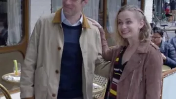 The tee-shirt col-v multi-colored stripe of Caitlin Miller (Tessa Albertson) in Younger S05E10