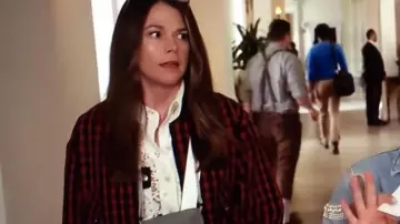 Le bomber à carreaux noir et rouge de Liza Miller (Sutton Foster) dans Younger S05E11