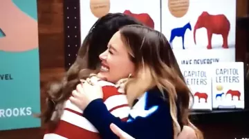 Le tee-shirt rayé blanc et rouge de Liza Miller (Sutton Foster) dans Younger S05E11