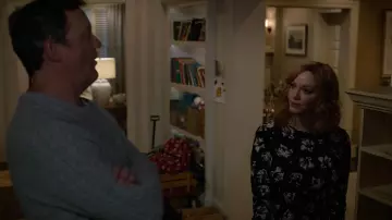 Le pull noir imprimé fleuri que porte Beth (Christina Hendricks) dans Good Girls S01E09