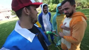 Disguise orange salamèche seen in the video "hunting Pokémon by rugby players" of Peter Croce
