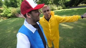 The costume yellow pikachu saw in the video "Hunting pokémon by rugby players" of Peter Croce