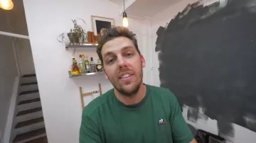 The green t-shirt le coq sportif worn by Peter Croce in his video "24 hours by spending the least money possible"