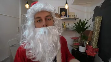 The costume father christmas brought by Pierre Croce in the video "I offer you gifts, stylish"