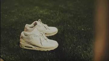 the Nike air max 90 in the clip "Barcelona" by Alpha Wann