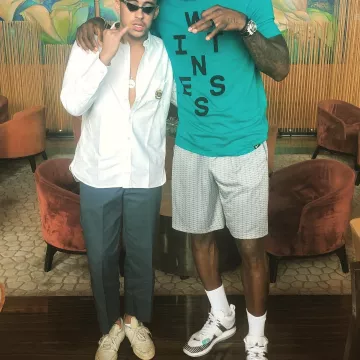 Sneakers Nike Lebron X JE Icon QS   worn by Lebron James on his Instagram account