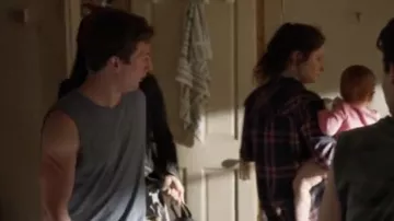 La camisa roja y azul usada por Debbie Gallagher (Debbie Kenney) en Shameless S08E05