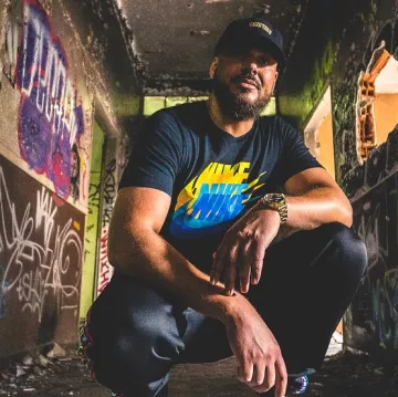 The Nike t-shirt worn by Tonton Gibs on his account Instagram