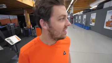 The orange t-shirt Le Coq Sportif worn by Peter Croce in his video "All alone in a decathlon"