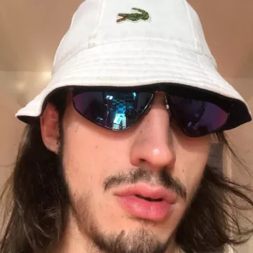 El bob lacoste blanco de Romeo Elvis en la cuenta de Instagram de Lorenzo