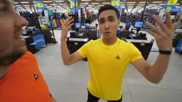 The t-shirt jauneLe Coq Sportif, Fred in the video "all alone in a decathlon" of Peter Croce