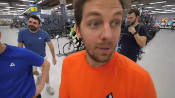 The t-shirt blue clait le coq sportif saw in the video "all alone in a decathlon" of Peter Croce