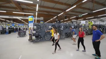 The white t-shirt kingdom saw the Decathlon in the video "all alone in a decathlon" of Peter Croce