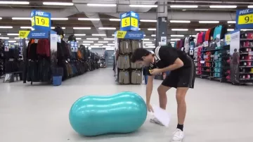 The shorts Nike black seen in the video "all alone in a Decathlon" of Peter Croce