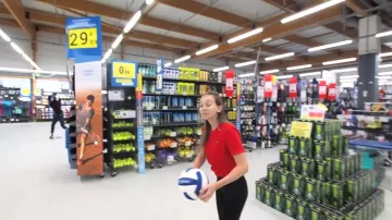 The ball volleyball blue and white Kipsta used in the video "All alone in a Decathlon" of Peter Croce